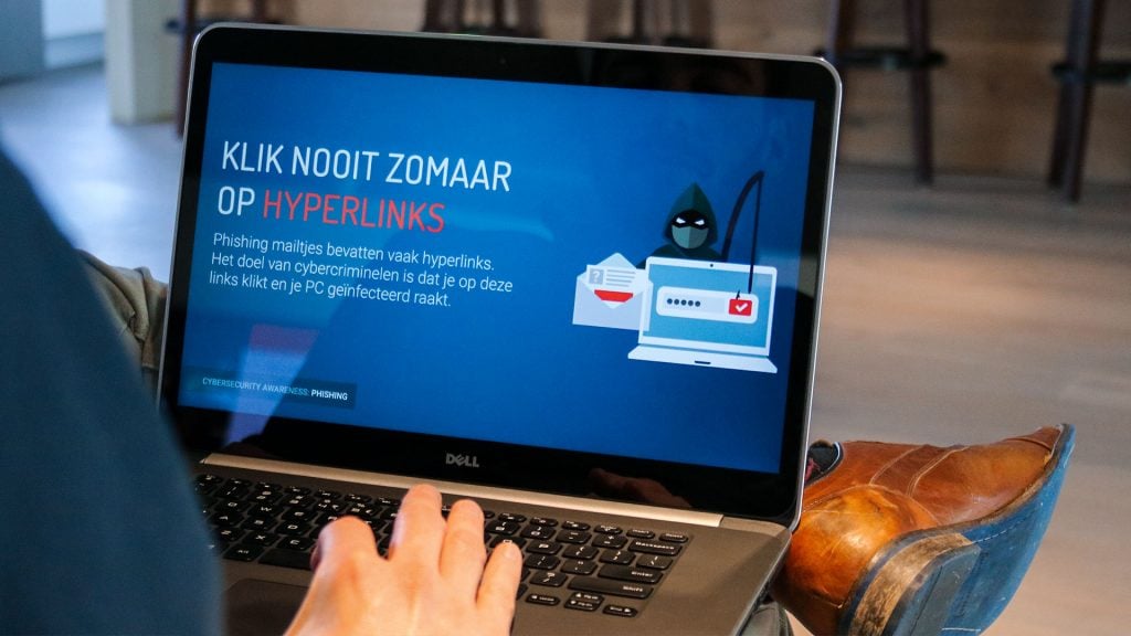 Netpresenter screensaver cybersecurity klik nooit zomaar op hyperlinks